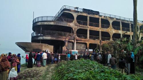 Bangladesh : un incendie d'un ferry fait au moins 37 morts