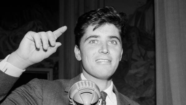 Ces crooners qui font les fêtes : le conte de fée de Sacha Distel