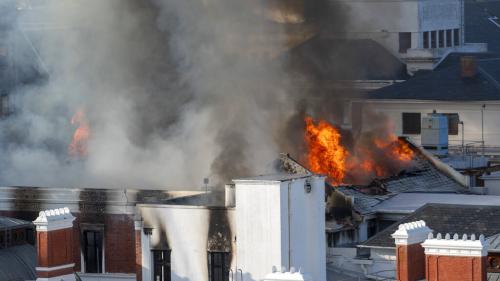 Afrique du Sud : un incendie est en cours au Parlement