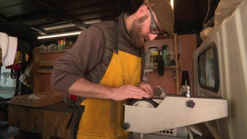 Dans la Somme, cet affûteur-rémouleur ambulant perpétue un métier ancestral