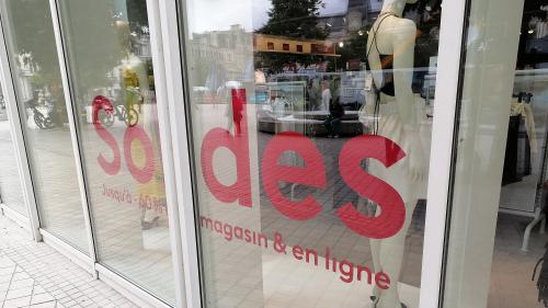 Soldes : les commerçants craignent que la situation sanitaire et l'inflation pèsent 