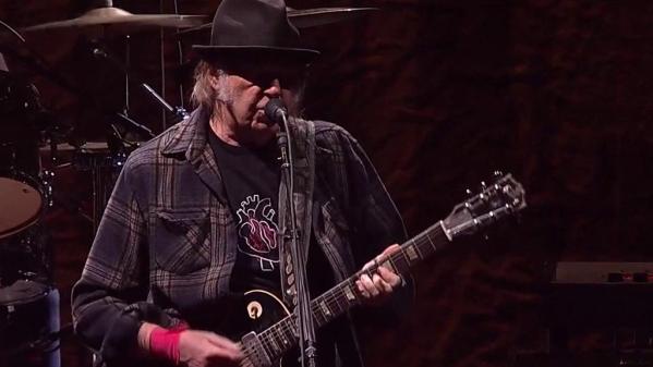 Eurozapping : fin du masque en Angleterre, le Paxlovid arrive en Espagne, Neil Young quitte Spotify