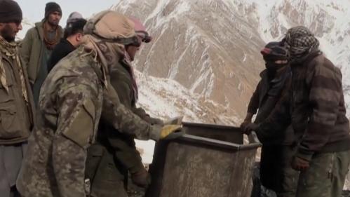 VIDEO. Afghanistan : d'anciens policiers et militaires, bannis du régime, travaillent dans les mines pour survivre