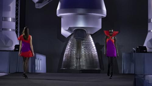 Un époustouflant défilé de 50 minutes en hommage à Pierre Cardin au musée de l'Air et de l'Espace au Bourget