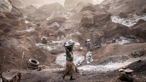 Burkina Faso : malgré le danger et les conditions de travail extrêmes, la mine de Pissy tourne toujours à plein régime