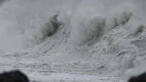 Cyclone Batsirai : un pétrolier mauricien en difficulté 