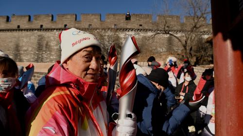 JO 2022 : la star mondiale de kungfu Jackie Chan a porté la flamme olympique sur la Grande Muraille