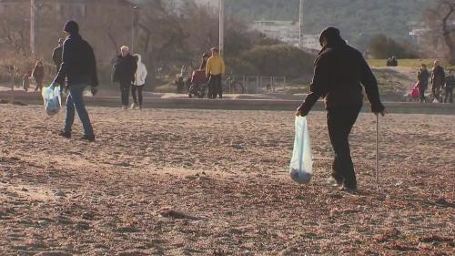 Marseille : après la grève des éboueurs, des centaines d'habitants nettoient les plages