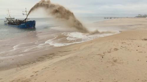 Bassin d'Arcachon : une opération massive de réensablement des plages débute