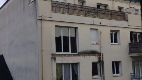 Balcon effondré à Angers : qui sont les cinq personnes qui comparaissent devant la justice ?