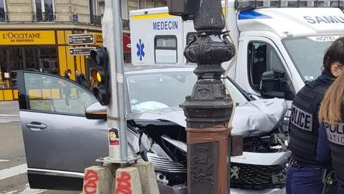 INFO FRANCEINFO. Paris : un policier, en retard à une réunion, prend tous les risques et percute une ambulance du Samu