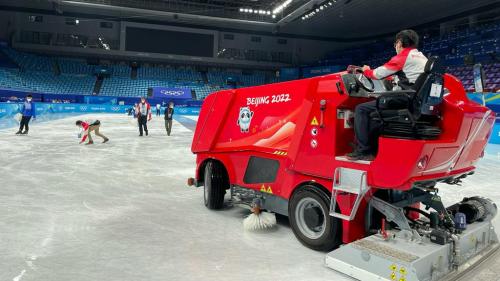 Reportage. Dans l'ombre des patineurs, le travail minutieux des maîtres glaciers sur les patinoires olympiques de Pékin