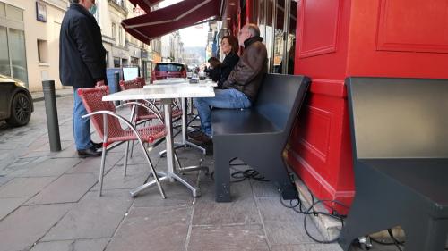 Un restaurateur normand invente des bancs chauffants pour pallier l'interdiction des radiants