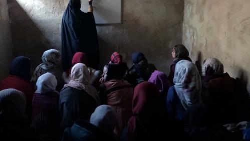 VIDEO. Afghanistan : des écoles clandestines pour permettre aux filles d'étudier malgré les talibans