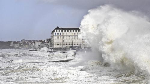 DIRECT. Météo : la tempête Eunice déferle sur le nord de la France avec des rafales à plus de 170km/h