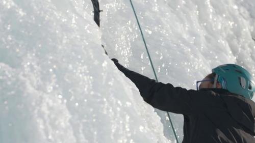 Montagne : près de l'Alpe d'Huez, une cascade de glace à l'ascension vertigineuse