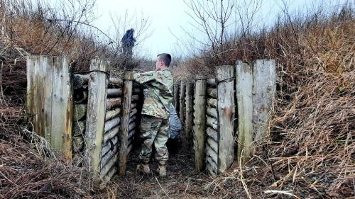 Ukraine : à Marioupol, des adolescents remettent les tranchées en état et se préparent à la guerre