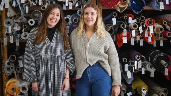 Une nouvelle tendance ? Au Royaume-Uni, des jeunes en quête de mode durable cousent leurs vêtements eux-mêmes