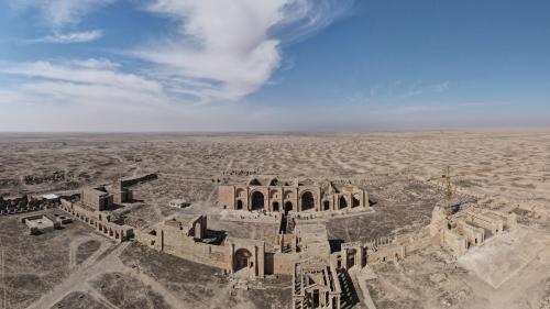 Irak : trois sculptures détruites par les jihadistes en 2015 retrouvent leur place dans la cité antique d'Hatra