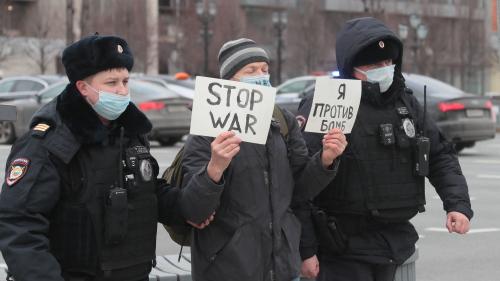 Guerre en Ukraine : des dizaines de manifestants ont été arrêtés à Moscou et Saint-Pétersbourg