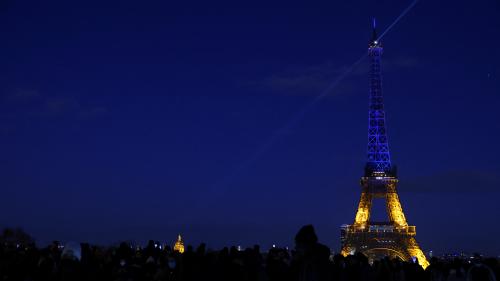 A Paris, la tour Eiffel éclairée aux couleurs de l'Ukraine, en soutien au pays envahi par la Russie