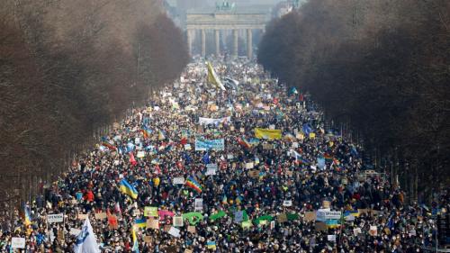 Guerre en Ukraine : au moins 100 000 personnes manifestent à Berlin en solidarité avec l'Ukraine, selon la police