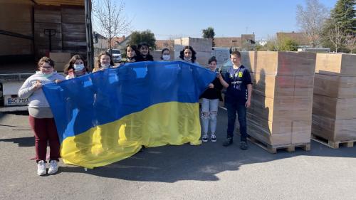 À Crépy-en-Valois, des collégiens organisent une collecte pour les Ukrainiens : 