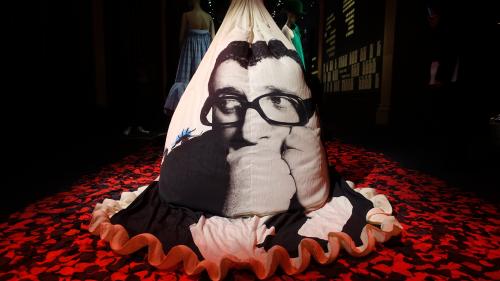 Revivez en 46 créations le défilé hommage à Alber Elbaz, le fondateur d'AZ Factory, au Palais Galliera à Paris