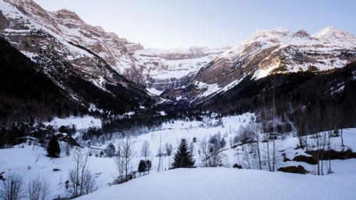 Hautes-Pyrénées : un glaciériste porté disparu après une série d'avalanches