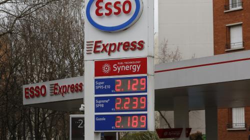 Les prix de l'essence et du gazole ont dépassé 2 euros par litre en moyenne la semaine dernière, selon les chiffres officiels