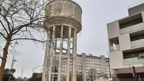 Une installation lumineuse de Claude Lévêque, accusé de viols sur mineurs, va être rallumée à Montreuil à la demande des riverains