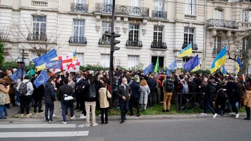 La France convoque l'ambassadeur de Russie après la publication sur Twitter de caricatures 