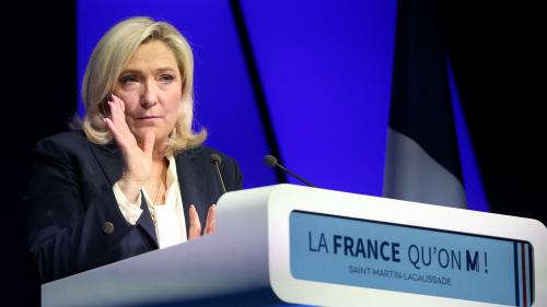 Guadeloupe : des manifestants perturbent une émission avec Marine Le Pen