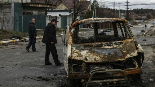 L'Ukraine accuse les Russes de "massacre délibéré" à Boutcha, les Européens condamnent