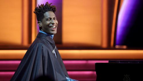 Qui est le jazzman Jon Batiste, qui a remporté cinq récompenses aux Grammy Awards ?