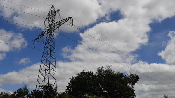 Isère : au moins neuf lignes à haute tension en feu, des milliers de foyers sans électricité