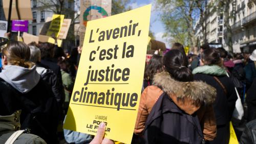 Plusieurs milliers de manifestants marchent "pour le futur" à Paris