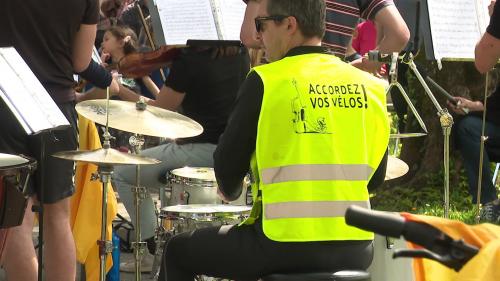 Dans les Alpes, un orchestre symphonique fait sa tournée à vélo pour préserver la planète