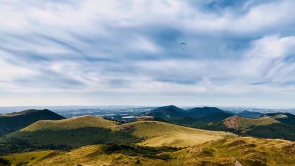 Puy-de-Dôme : en parapente, à la découverte des volcans