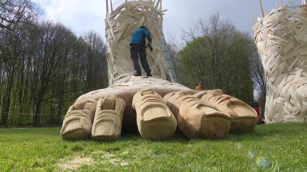 Figure internationale du land art, l'Argentin Pedro Marzorati pose ses pieds de géant dans l'Orne