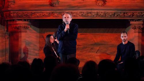 Printemps de Bourges : Michel Houellebecq déclame ses poèmes dans une ambiance électro-hallucinée