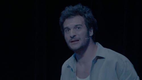 Théâtre : le chanteur Amir débute sur les planches avec le rôle d'Alfred Nakache