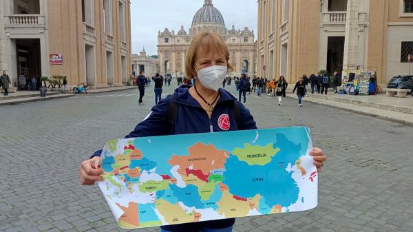 Une Italienne de 72 ans refait le voyage de Marco Polo : Vienna Cammarota va rallier Pékin depuis Venise à pieds