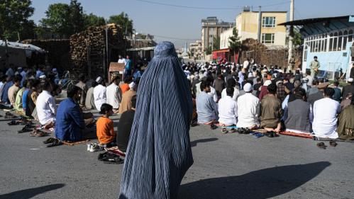 Afghanistan : le chef suprême du pays ordonne aux femmes de porter la burqa en public