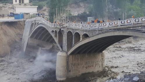 Crise climatique : une crue due à la canicule détruit un pont au Pakistan