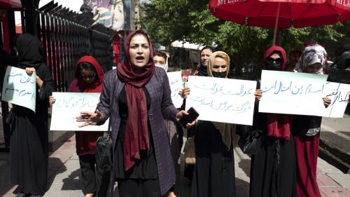 Afghanistan : une dizaine de femmes manifestent à Kaboul contre le voile intégral