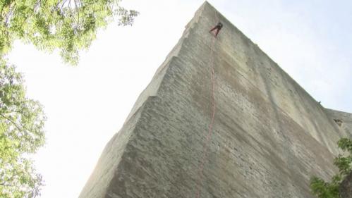 Drôme : un donjon médiéval de 52 mètres offre une descente en rappel exceptionnelle