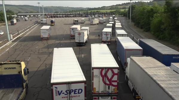 Autoroute A7 : plusieurs camions et voitures ont été immobilisés après l'accident d'un camion-citerne