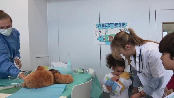 Santé : une clinique des nounours répare les doudous à Lille