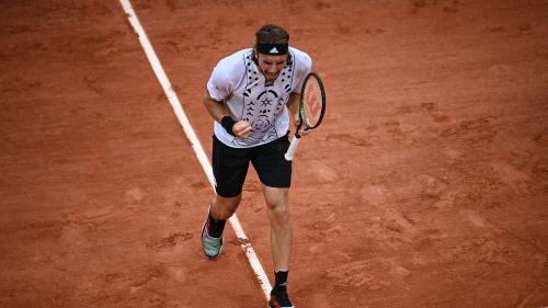 Roland-Garros 2022 : Stefanos Tsitsipas bousculé par Zdenek Kolar, mais qualifié pour le troisième tour